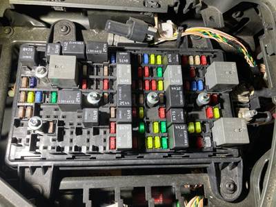 Volvo VNL Fuse Box