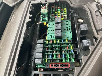 Volvo VNL Fuse Box