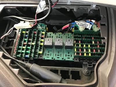 Volvo VNL Fuse Box