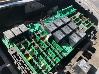 Volvo VNL Fuse Box