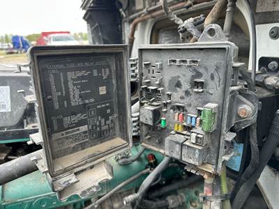 Volvo VNL Fuse Box