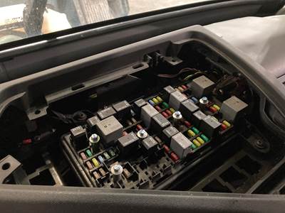 Volvo VNL Fuse Box