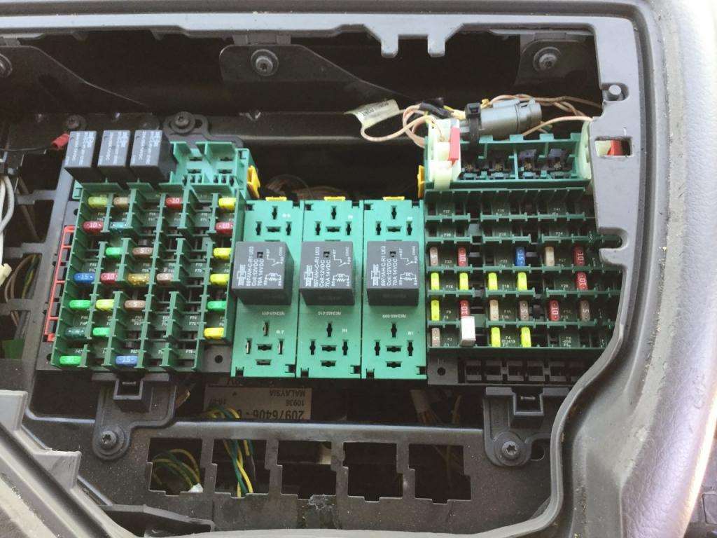 Fuse Boxes  Panels Volvo VNL 9461539