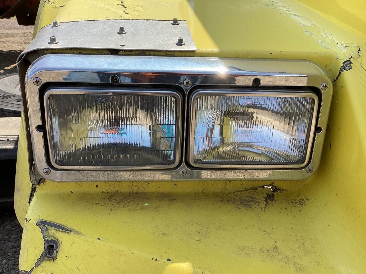1999 Kenworth T800 Headlight Assembly For Sale Sioux Falls, SD