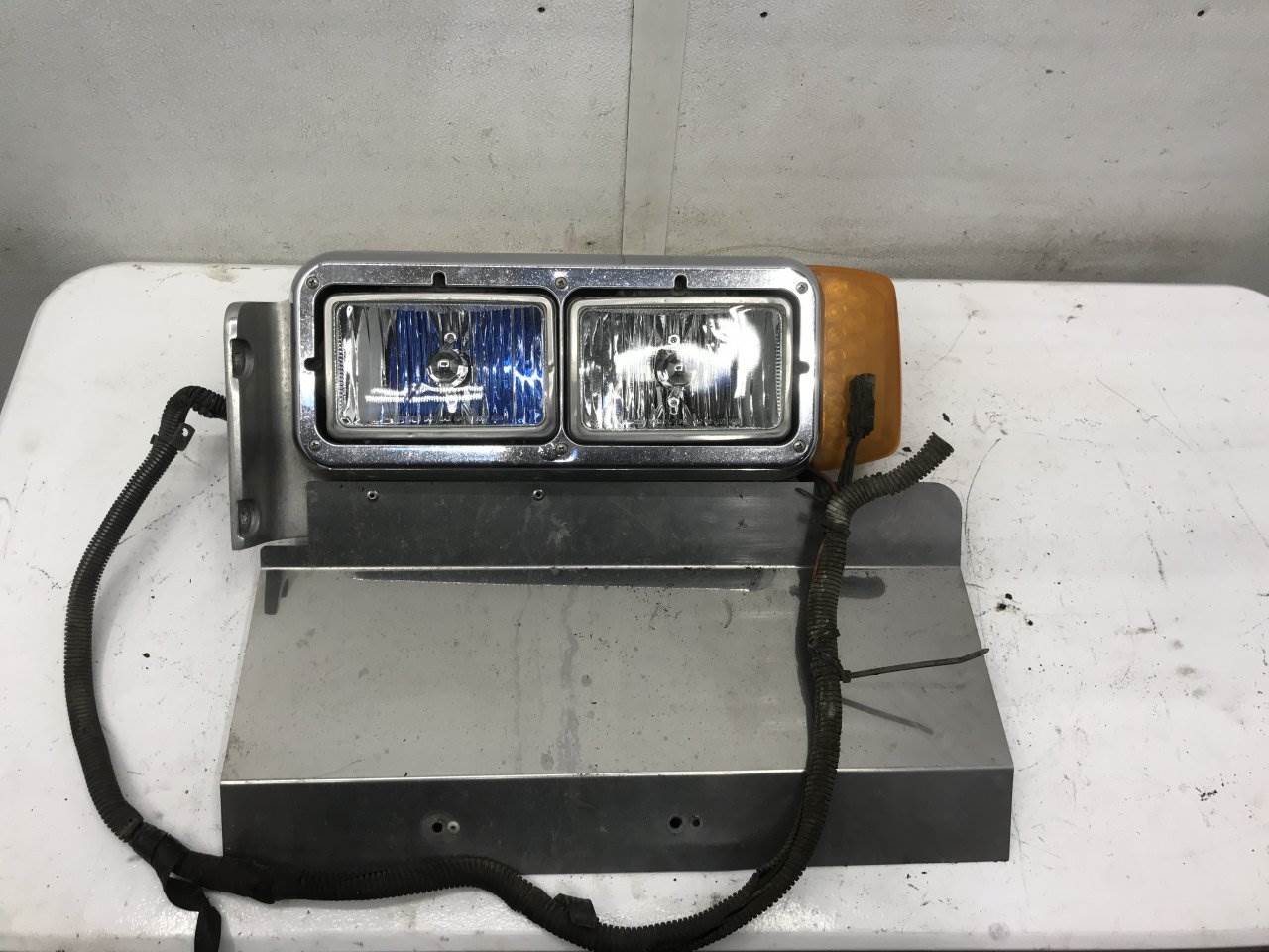2002 Peterbilt 379 Headlight Assembly For Sale Kansas City, MO