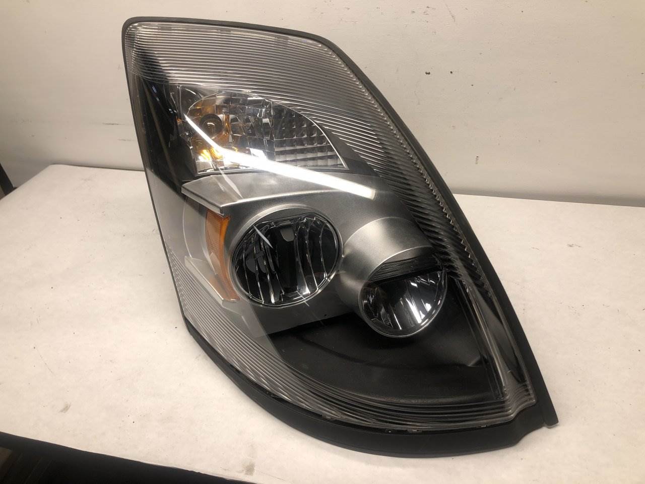 2004 Volvo VNL Headlight Assembly For Sale Sioux Falls, SD VL007