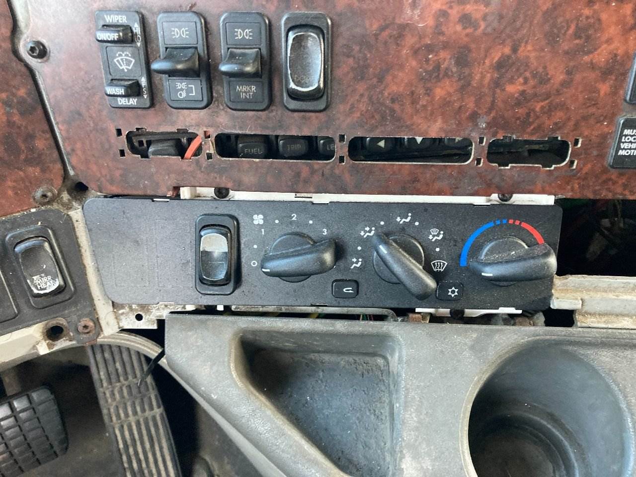2006 Freightliner Century Class 120 Heater / AC Temp Control for a