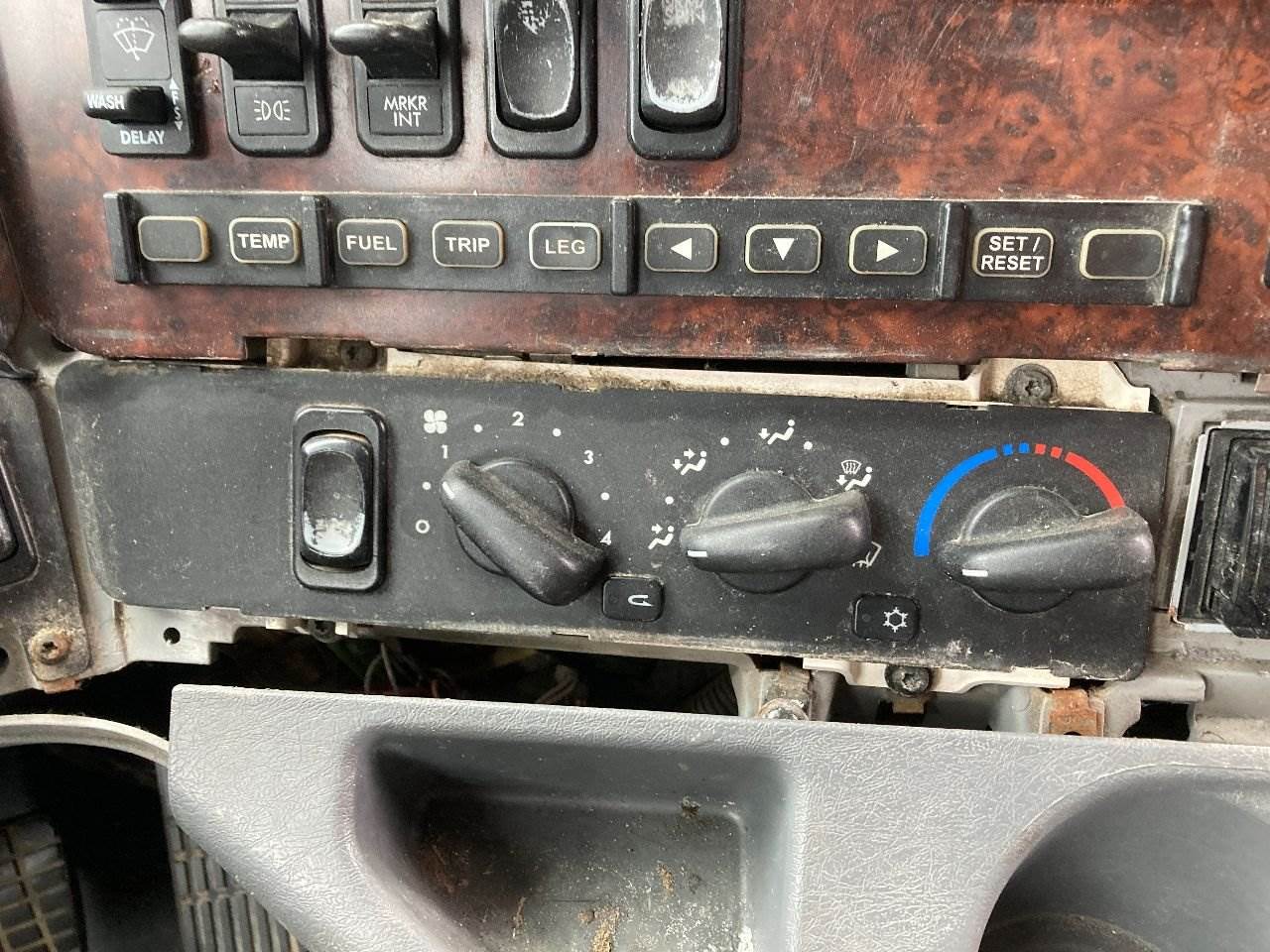 2010 Freightliner Century Class 120 Heater / AC Temp Control for a