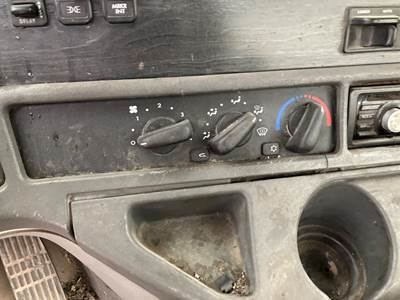Used 2004 Freightliner Columbia 120 Heater/AC Temp Control, 3 Knobs 2 Buttons