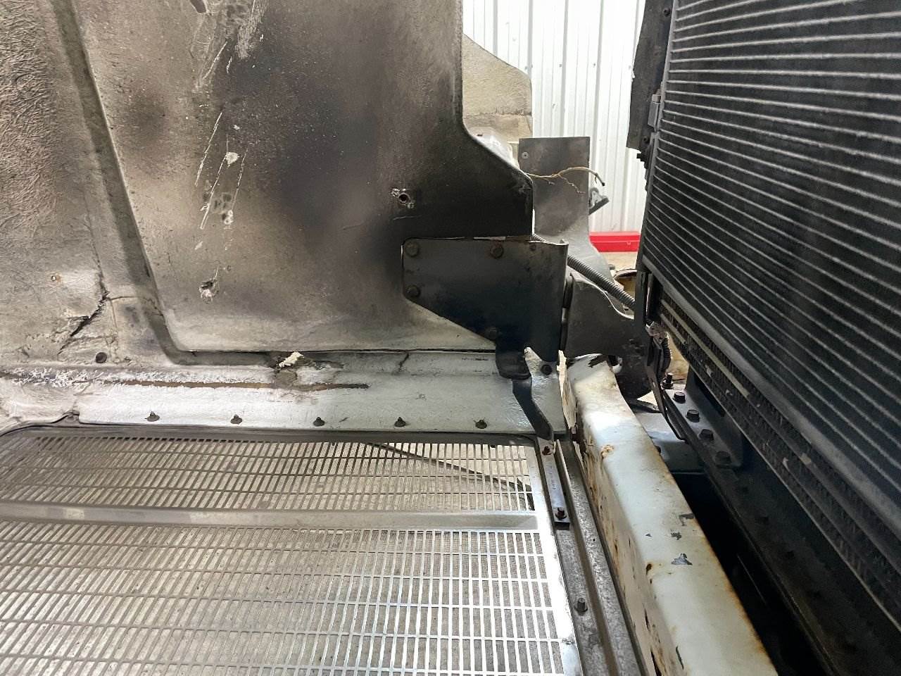 2004 Peterbilt 385 Hood Hinge For Sale Winimac, IN 25081303