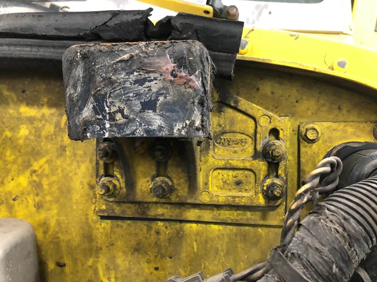 2000 Peterbilt 379 Hood Rest For Sale Winimac, IN 25256295