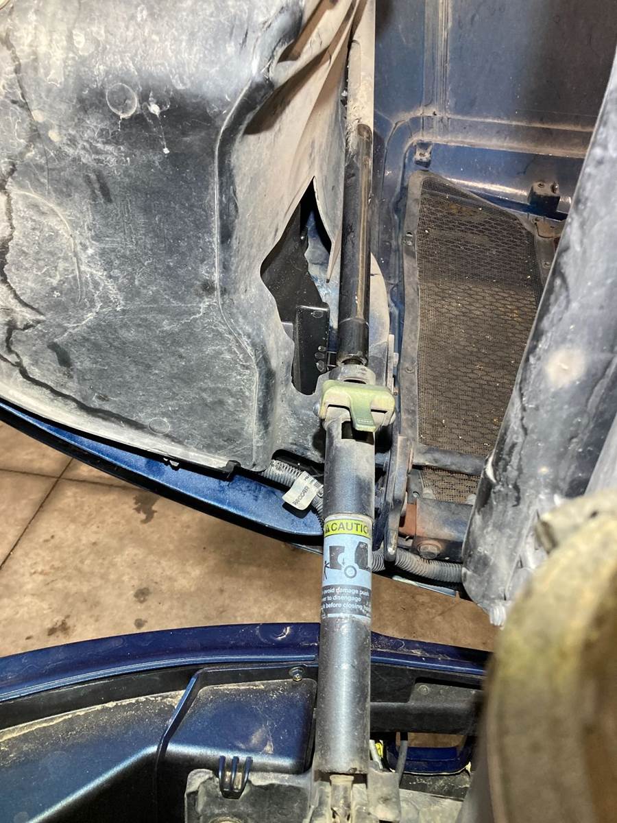 2014 Peterbilt 579 Hood Shock For Sale Sioux Falls, SD 25371722