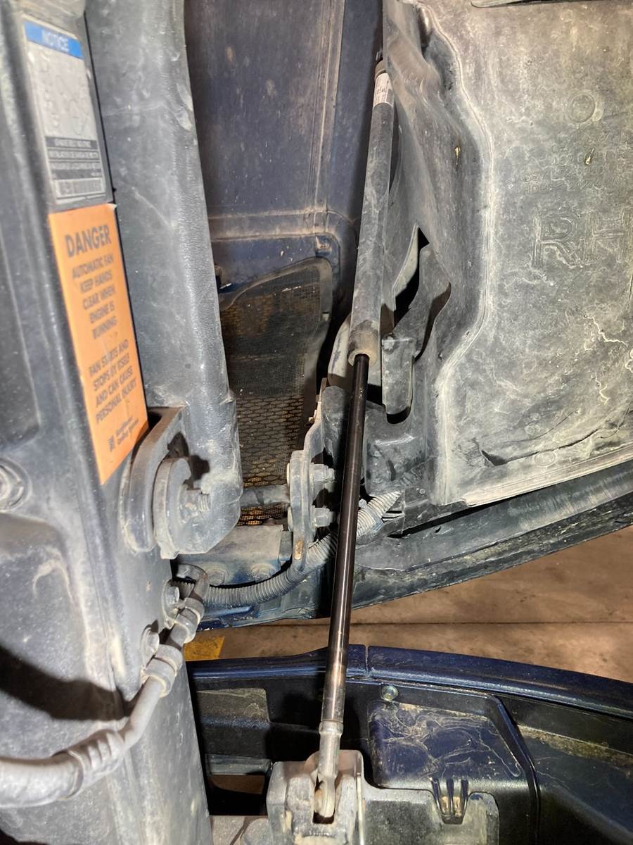 2014 Peterbilt 579 Hood Shock For Sale Sioux Falls, SD 25371723