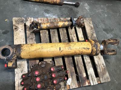Case 821 Hydraulic Cylinder