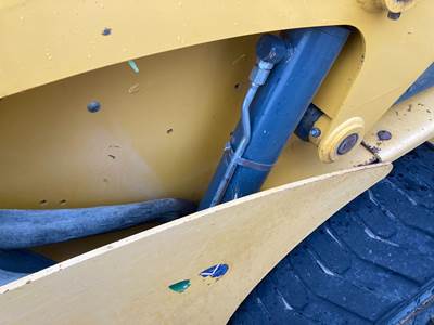 Gehl V330 Hydraulic Cylinder