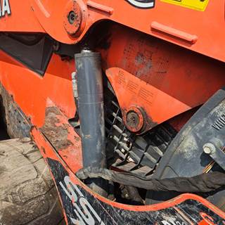 Kubota SSV75 Hydraulic Cylinder