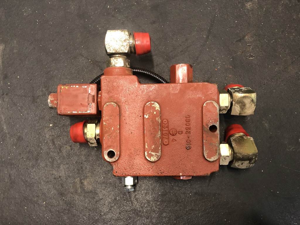 2004 Bobcat S300 Hydraulic Valve For Sale Spencer, IA 6675669