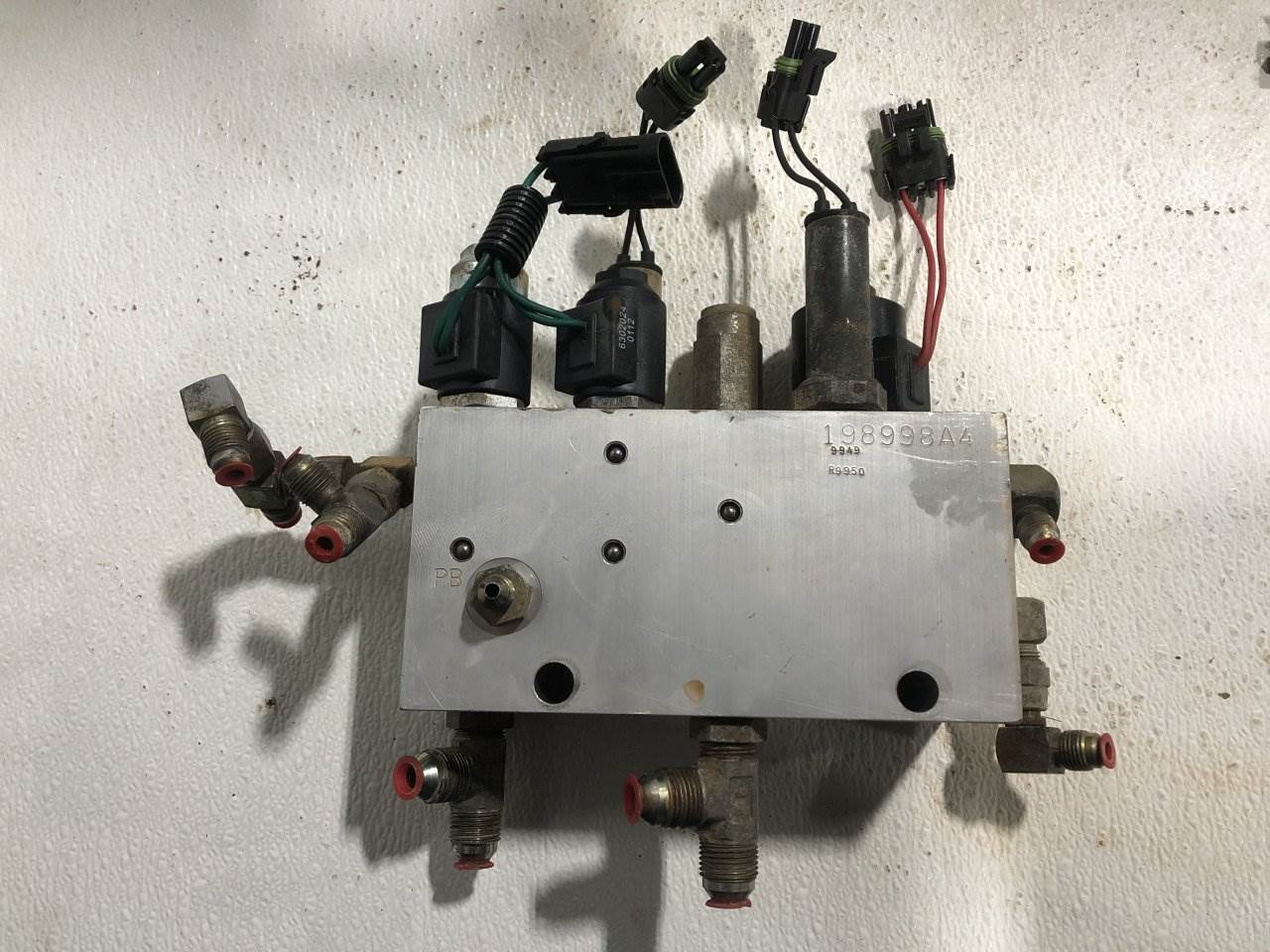 2000 Case 621C Hydraulic Valve For Sale Spencer, IA 25320013