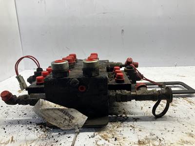 Caterpillar TH83 Hydraulic Valve