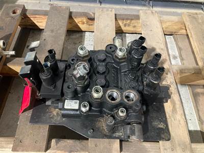 John Deere 324E Hydraulic Valve