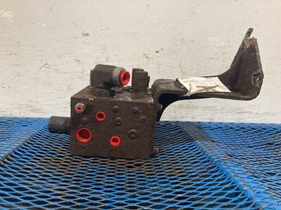 John Deere 624K Hydraulic Valve