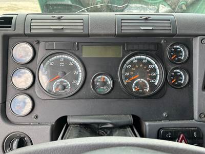 Freightliner Cascadia Instrument Panel Cluster
