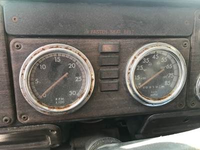 Freightliner FLD120SD Instrument Panel Cluster for a Freightliner FLT