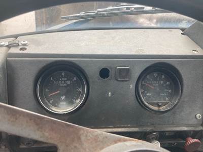 Mack DM800 Instrument Panel Cluster