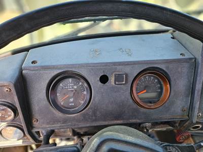 Mack RD600 Instrument Panel Cluster