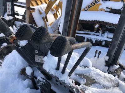 (Used) CAT DP25 Type: Manual (Uses Linkages) Part #: - 3 Control Levers With Linkage To Valve