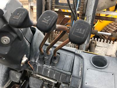 (Used) CAT P5000-LP Type: Manual (Uses Linkages) Part #: - 3 Control Levers With Linkage To Valve