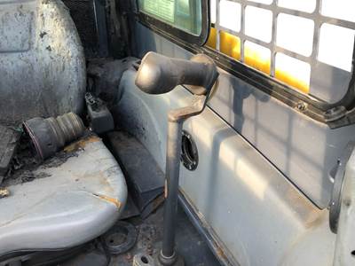 (Used) Gehl 5640 Type: Manual (Uses Linkages) Ref# 183153 Left T-Bar Control