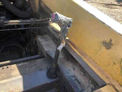 (Used) Gehl 6635 SXT2 Type: Manual (Uses Linkages) Part #: - Ref# 134889 Left T Bar Control