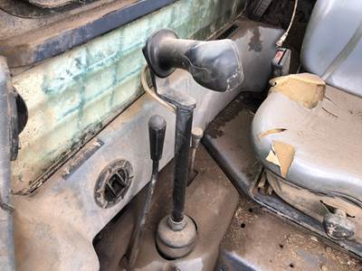 (Used) Gehl SL7810 Type: Manual (Uses Linkages) Part #: - Ref# 183149 Right T-Bar Control