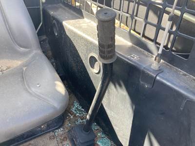 (Used) New Holland LX565 Type: Manual (Uses Linkages) Part #: - Ref# 86590806 Manual Stick Only