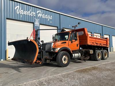 International WorkStar 7400 Tandem Axle Plow / Spreader Truck - 275HP, 5 Speed Automatic