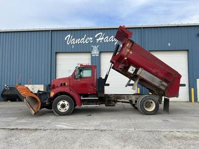 Sterling L7501 Plow / Spreader Truck - Caterpillar, 250HP, 6 Speed Allison Rds Automatic