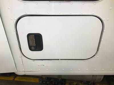 Kenworth T680 Sleeper Door