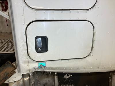 Kenworth T680 Sleeper Door