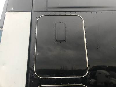 Kenworth T680 Sleeper Door