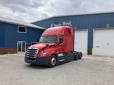 Freightliner Cascadia 126 Sleeper Semi Truck - Detroit 455HP