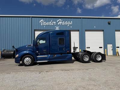 Kenworth T680 Sleeper Semi Truck - 64" Mid Roof Sleeper, Cummins 450HP