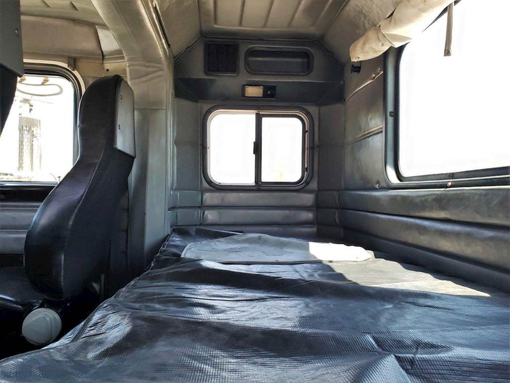 2003 Peterbilt 379 Sleeper Semi Truck 36" Flat Top Sleeper, Detroit