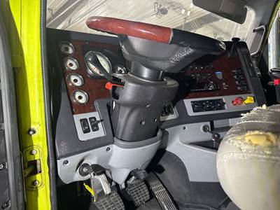 Freightliner Coronado 122 SD Steering Column for a Freightliner 122SD