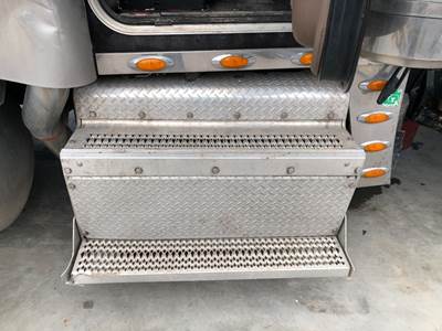 Peterbilt 389 Step