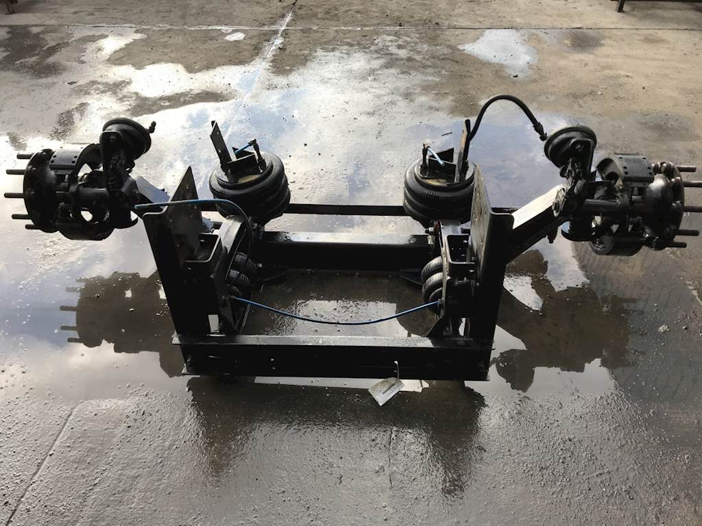 2000 ALL Tag / Pusher Axle for a Freightliner FLD120 For Sale Council