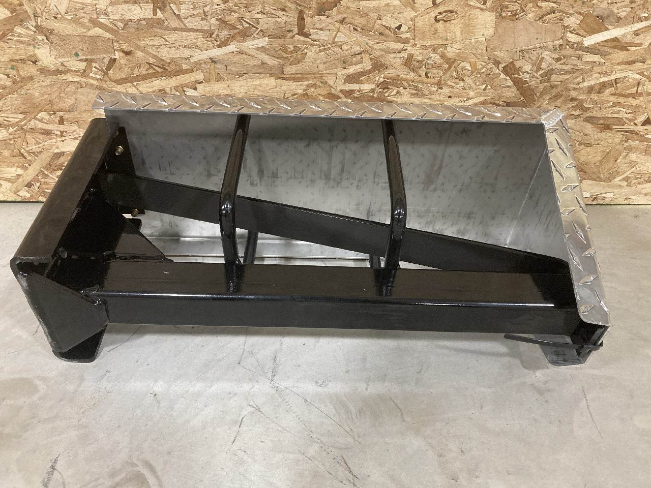 2023 Tire Chain Hanger for a Freightliner Truck For Sale Winimac, IN