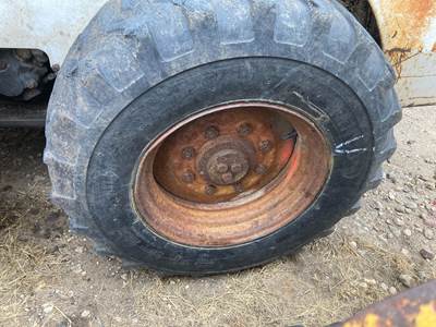 Bobcat 853 Tire & Rim