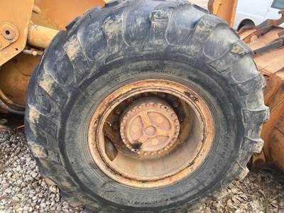 Case 621 Tire & Rim