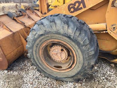 Case 621 Tire & Rim